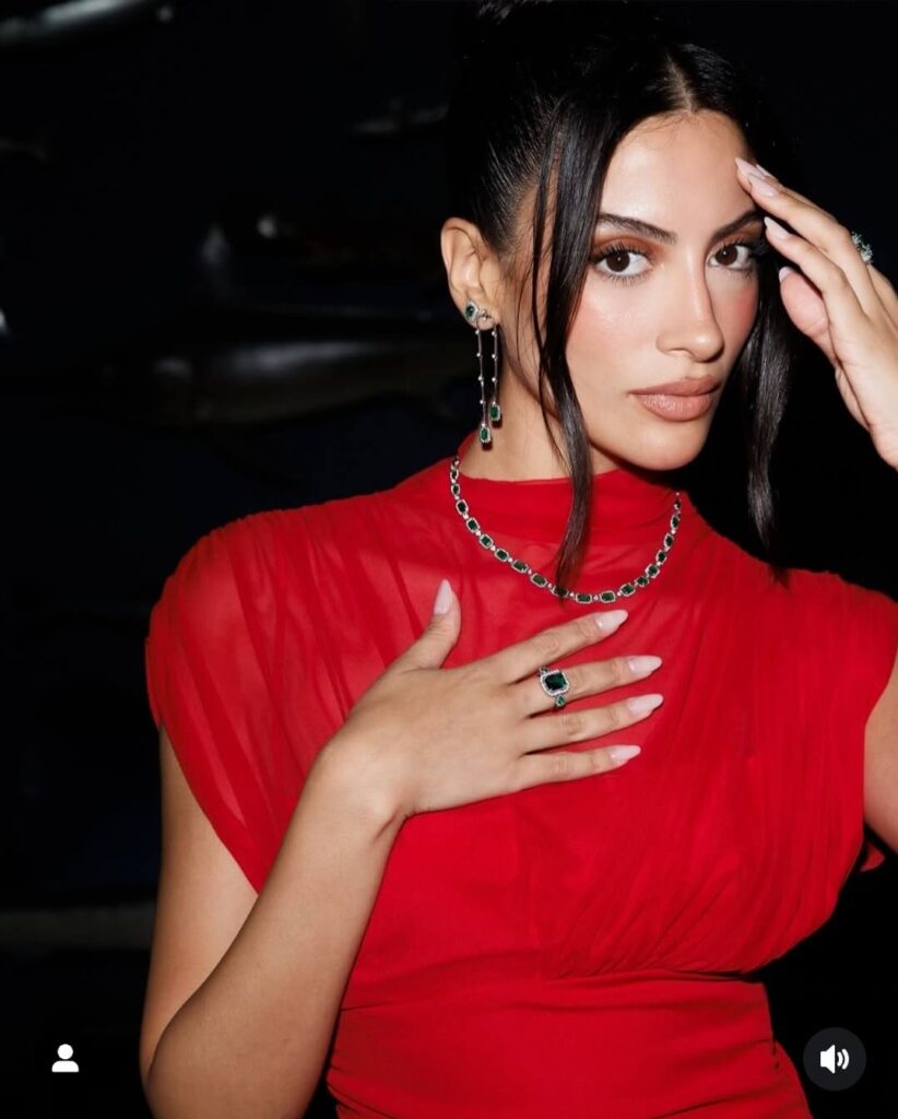 Como fazer mix de colares com diferentes comprimentos em ouro 18K Como fazer mix de colares com diferentes comprimentos em ouro 18K